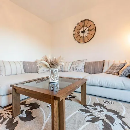 Spacious 4-Bedroom Home In Moston, Manchester-2