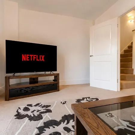 Spacious 4-Bedroom Home In Moston, Manchester-3